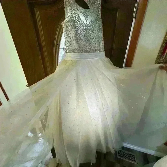 Formal dress - Picture 5 of 9